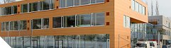 Foto: Frontansicht der Schule Schwanenstadt (Quelle: PAUAT Architekten)