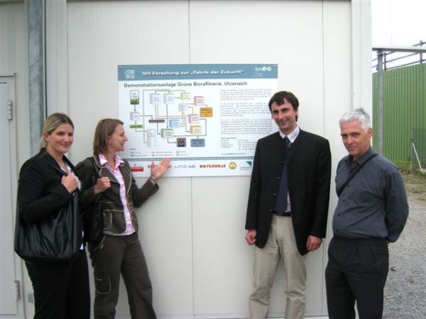 DI Saam (FFG), Mag List (BMVIT), DI Mandl (JR) und DI Paula (BMVIT) vor der Schautafel 