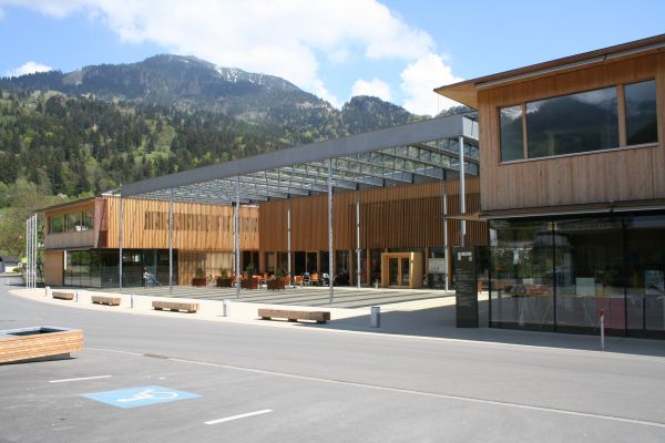 Straße und Eingangsbereich