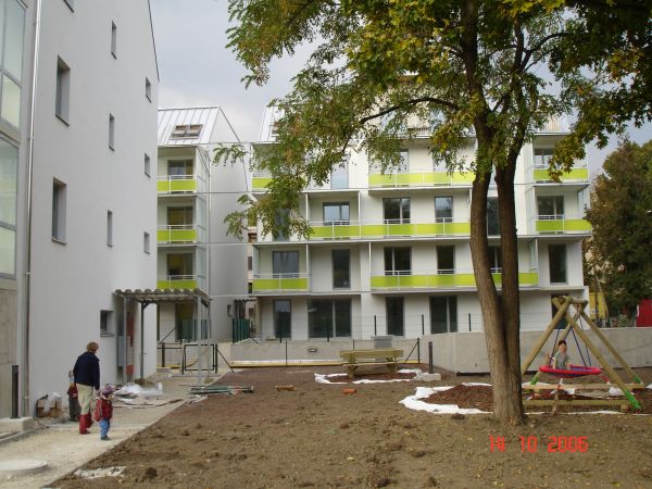 Innenhof mit Spielplatz des Wohnbaus Utendorfgasse