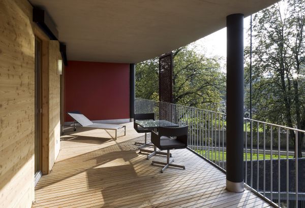 Balkon mit Liege, Tisch und zwei Stühlen