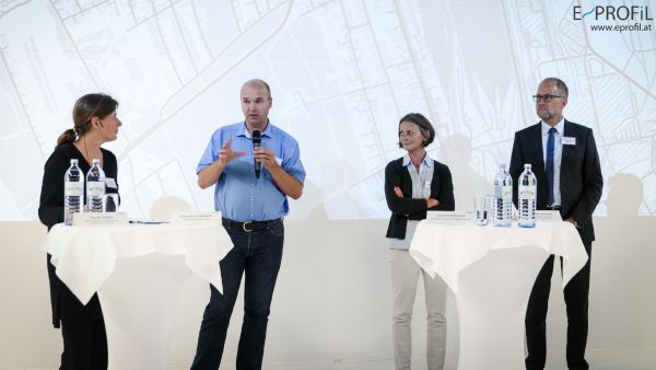 Im Rahmen der Abschlussveranstaltung des Projektes E_PROFIL im Ars Electronica Deep Space. V.l.n.r.: Claudia Dankl (ÖGUT. Moderation), Johannes Pointner (Enerquent), Sonja Pitscheider (Stadt Innsbruck), Gunter Amesberger (Planungsdirektor der Stadt Linz).