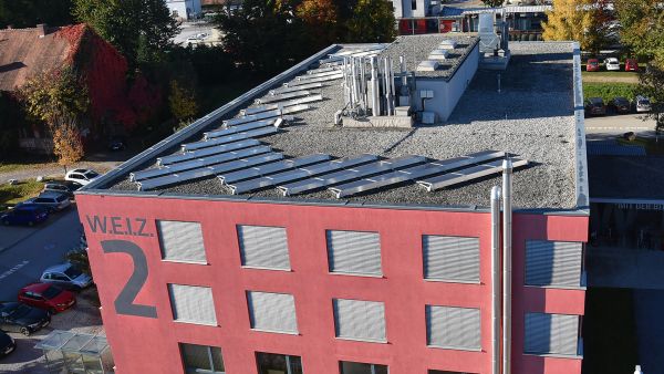 Anblick der 20 kWp PV-Anlage auf dem Gebäude W.E.I.Z. 2.