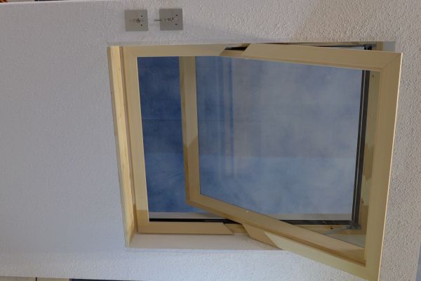 Bei diesem Prototyp handelt es sich um ein in der Leibung sitzendes Fenster, welches ohne sich bewegende Schließteile zur Verriegelung auskommt. Zum Öffnen wird der Flügel motorisch 10 mm angehoben (entriegelt) und an der Oberseite über eine Kulisse nach innen geführt. Die so eingeleitete Schwing-Klapp Bewegung wird durch einen Spindelantrieb und eine Schere bis zu einer etwa 85° Öffnung fortgesetzt. Der Flügel kann in jeder Stellung angehalten werden und bietet damit ein breites Spektrum an Lüftungs- und Öffnungsszenarien.