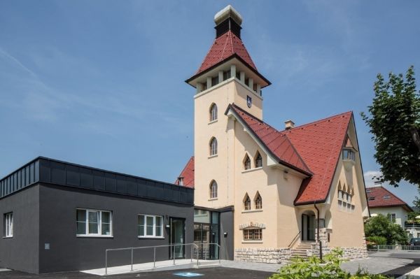 Straßenansicht des ehemaligen Feuerwehr Zeughauses in Velden am Wörthersee - nach der Restaurierung als Musikschule genutzt.