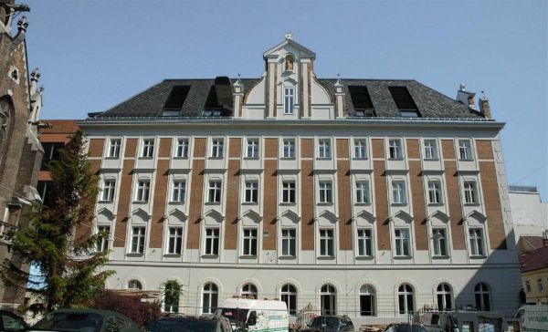 Straßenansicht des Klostergebäudes in der Kaiserstraße in Wien nach der Sanierung mit besonderem Augenmerk auf den Denkmalschutz und auf eine neue Lösung zur Renovierung von Wiener Kastenfenstern.