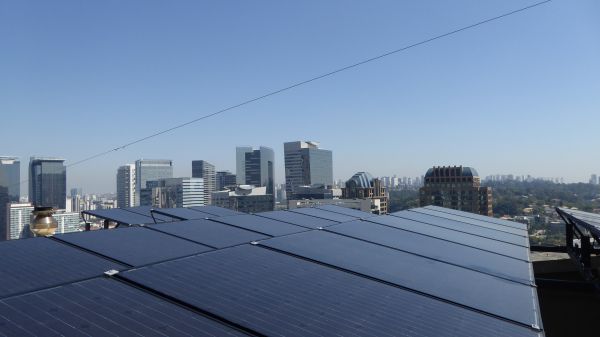 Unabgedeckte PVT Kollektoren in Sao Paulo (Brasilien) reduzieren den Gasverbrauch für die Warmwasserbereitung eines Hotels um 50 %