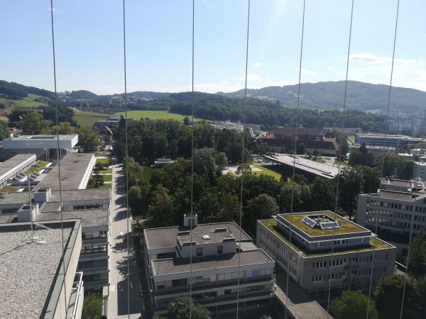 In der Vogelperspektive zeigt sich das Potential von bestehenden Gebäudeverbänden, wie hier der JKU Campus. Viele Gebäude aus verschiedenen Baualtern können durch thermische und elektrische Sanierung viel effizienter werden. Damit wird es auch leichter, sie mit einem lokalen Energiesystem auf Basis von erneuerbarer Wärme und Kälte zu versorgen - und auch in schwierigen Situationen die kritischen Funktionen aufrechtzuerhalten.