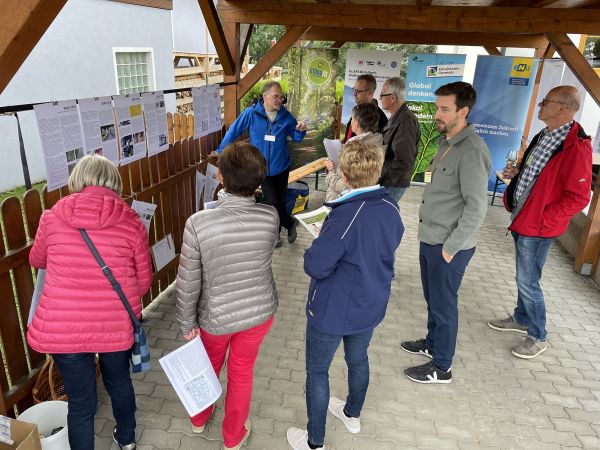 Informationen im Energie- und Mobiltäts-Carport im Rahmen der Abschlussveranstaltung