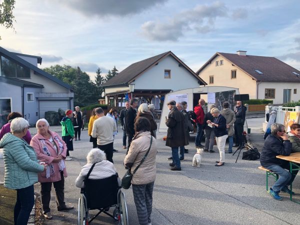 Viele interessierte Menschen bei der Projekt-Abschlussveranstaltung in der Siedlung