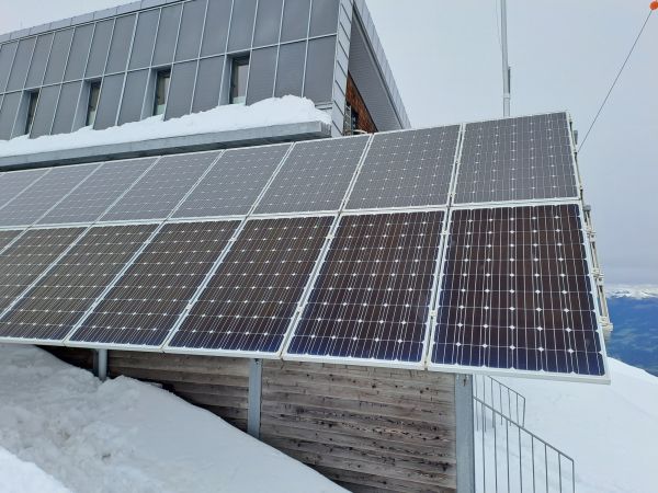 Bei einer Photovoltaikanlage im alpinen Gebiet, bei der zwei unterschiedliche Typen von Glas/Backsheet-Modulen verwendet wurden, zeigt - bei identischen Umgebungs und Betriebsbedingungen - eine Type nach wenigen Jahren Risse im Backsheet, während die  andere keine Schäden aufweist. 
Siehe auch Report T13-24:2021 „Qualification of Photovoltaic (PV) Power Plants using Mobile Test Equipment“ und Report IEA-PVPS-T13-25:2022 "Guidelines for Operation and Maintenance of Photovoltaic Power Plants in Different Climates". 
Download at: https://iea-pvps.org/research-tasks/performance-operation-and-reliability-of-photovoltaic-systems/.