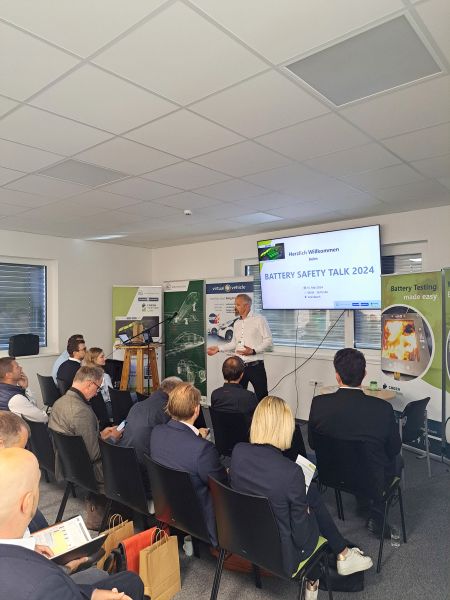 Im Zuge des Battery Safety Talks lieferten namhafte Vortragende sieben Vorträgen aus verschiedenen Blickwinkeln zum Thema Batteriesicherheit. Ziel der Veranstaltung war die Vernetzung von Fachleuten, um Wissen zu teilen und somit die Sicherheit in diesem Bereich zu erhöhen.