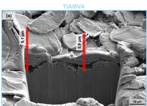 Die Aufnahme zeigt einen FIB-Querschnitt einer Stahloberfläche, die mittels Laserinterferenzverfahren strukturiert und anschließend mit einem 2D Material, hier MXene als Übergangsmetallcarbide Ti3C2, beschichtet wurde. Man erkennt sehr gut die einzelnen MXene Flakes, die sich in den Tälern der Laserstrukturen ablagern.