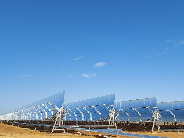 Die Solaranlage wurde 2023 von Azteq/Solarlite errichtet, wird von ENGIE Spain betrieben und die Wärme an die Brauerei Heineken Sevilla geliefert. Neben der Parabolspiegel-Solarfläche von 43.000 m² (30 MW Leistung) sorgen Hochtemperaturspeicher (8 x 200 m³) für einen hohen Deckungsgrad von 60-70%