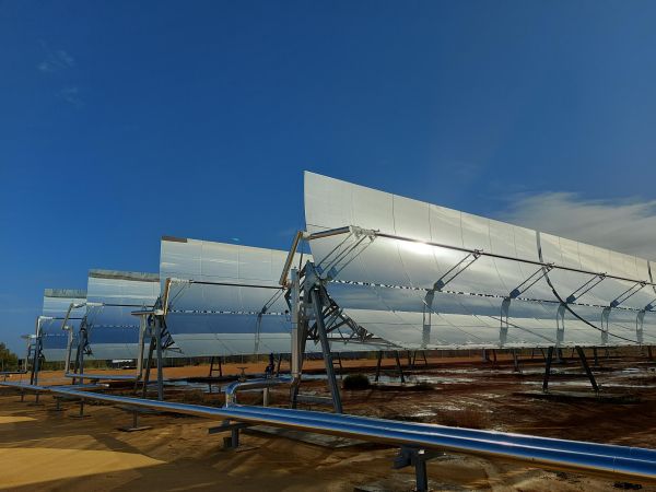 Die Solaranlage wurde 2023 von Azteq/Solarlite errichtet, wird von ENGIE Spain betrieben und die Wärme an die Brauerei Heineken Sevilla geliefert. Neben der Parabolspiegel-Solarfläche von 43.000 m² (30 MW Leistung) sorgen Hochtemperaturspeicher (8 x 200 m³) für einen hohen Deckungsgrad von 60-70%