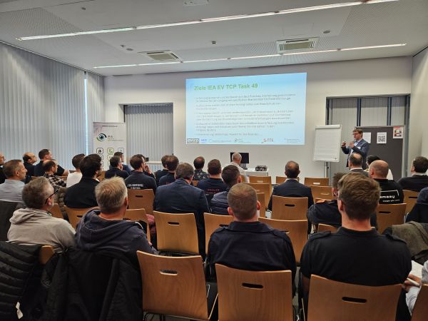 Im Zuge Workshops „Elektromobilität und Brandschutz“ lieferten namhafte Vortragende wertvollen Input aus verschiedenen Blickwinkeln, der durch anschließende Fachdiskussionen vertieft wurde. Ziel der Veranstaltung war die Vernetzung von Fachleuten und Interessierten, um Wissen zu teilen und somit die Sicherheit in diesem Bereich zu erhöhen.
