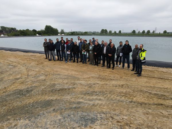 Die Gruppe von IEA ES Task 39 Experten beim Erdbeckenspeicher in Meldorf (DE).